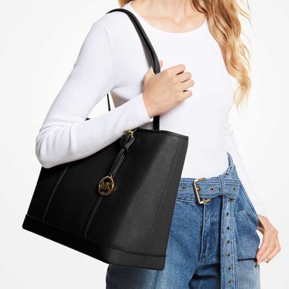 MICHAEL KORS
Jet Set Travel Large Top Zip Shoulder Tote Saffiano Leather
Black - Picture 3 of 16